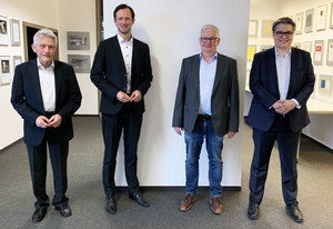 v.l.: Jochen Fähnrich (Geschäftsführender Gesellschafter von Oventrop), Dirk Wiese, Hubertus Weber (designierter SPD-Landtagskandidat) und Johannes Rump