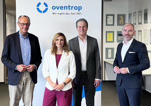 Austausch bei Oventrop in Olsberg. Von links: Friedrich Merz (MdB für den Hochsauerlandkreis und Vorsitzender der CDU/CSUBundestagsfraktion), Dr. Laura Dorfer (Geschäftsführerin Fachverband Armaturen des VDMA), Dr. Stefan Odenthal (CEO Winkelmann Building + Industry) und Michael Scheller (CCO Oventrop).