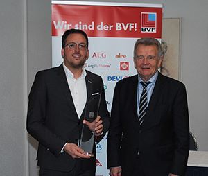 Preisübergabe an Florian Wiemeyer, Oventrop, durch Ulrich Stahl, Vorstandsvorsitzender BVF e.V.