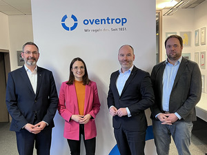 Sandra Stein, Bundestagskandidatin der Grünen im Hochsauerlandkreis informierte sich bei Oventrop über energieeffiziente Lösungen in der Haus- und Gebäudetechnik.
