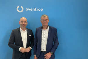 Michael Scheller (links), Mitglied der Oventrop-Geschäftsleitung, und Rainer Klöckner, Geschäftsführer der Oventrop Energy & Network, verkünden auf der ISH 2025 die vertiefte Zusammenarbeit. 