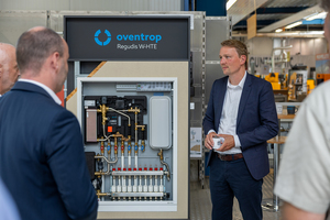 Dr. Jan-Niclas Gesenhues informierte sich in Olsberg über smarte, CO2 -sparende Technologien in der Haus- und Gebäudetechnik. Bildquelle: I.D.E.E. e.V. / PK-Media Consulting GmbH