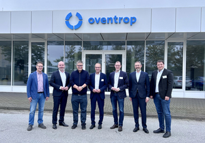 Oventrop-Geschäftsführer Johannes Rump (dritter von links) begrüßte Brilons Bürgermeister Dr. Christof Bartsch (vierter von links) und den neuen Briloner Wirtschaftsförderer Thomas Becker (fünfter von links) bei Oventrop.